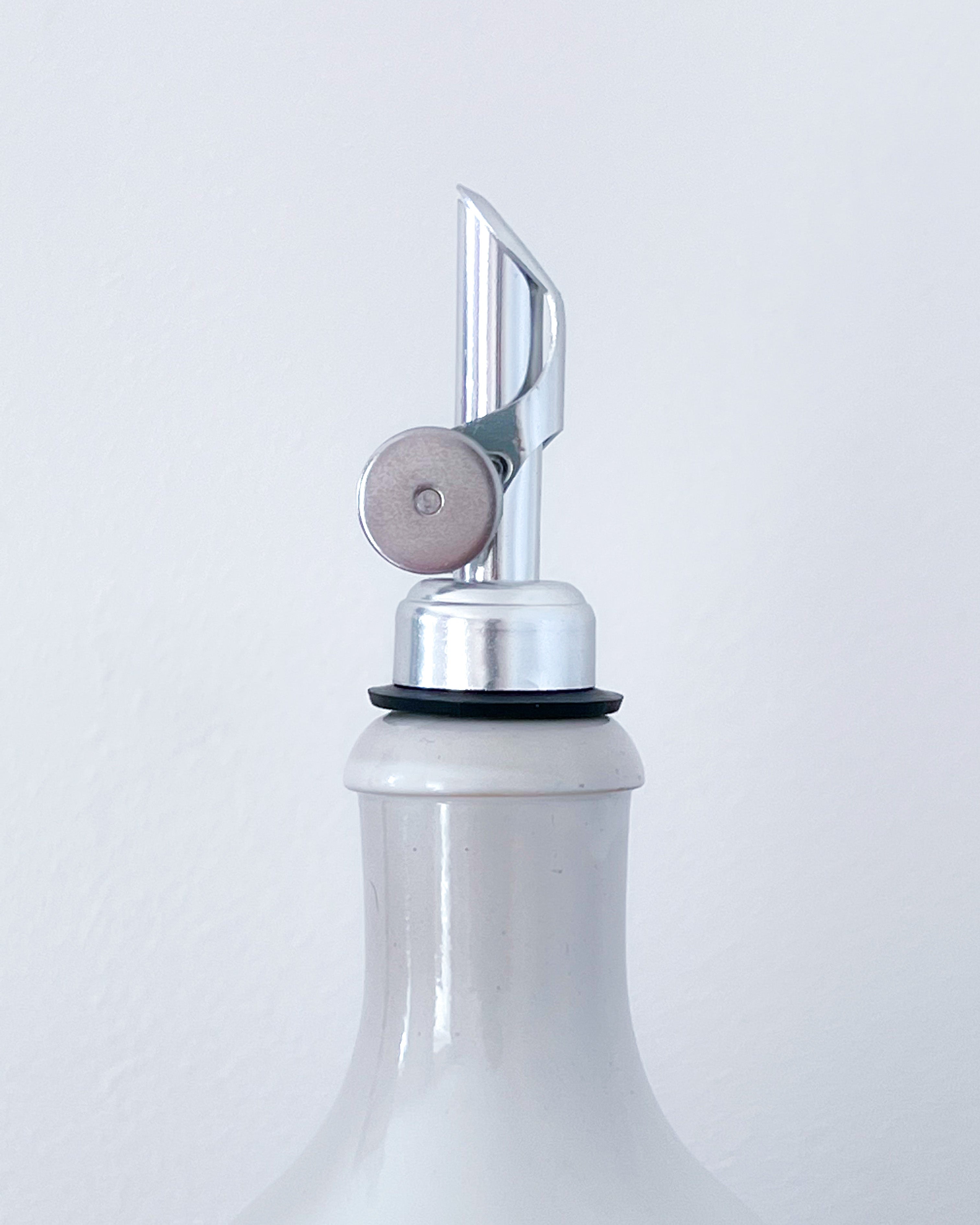 Ceramic White Bottles Olive Oil/Vinegar Silver Weighted Pourers 500ml image 2