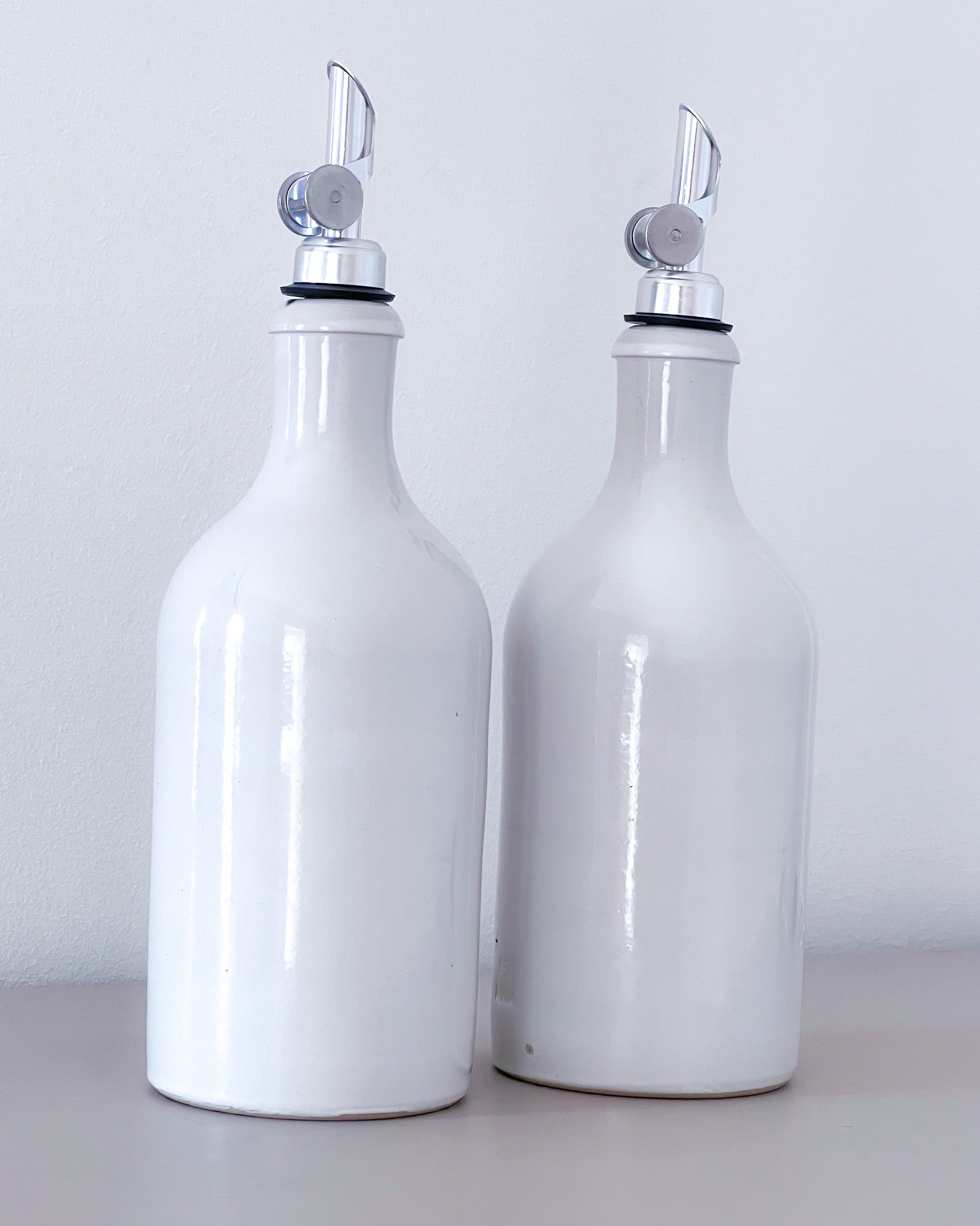 Ceramic White Bottles Olive Oil/Vinegar Silver Weighted Pourers 500ml image 1
